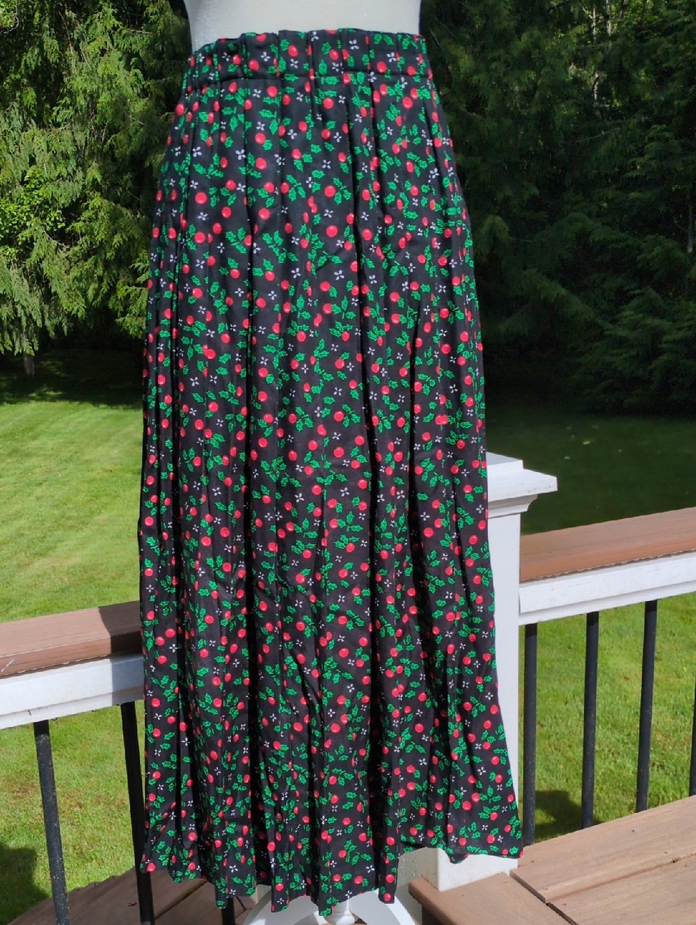 Vintage Eagles Eye Holly Berry Holiday Skirt